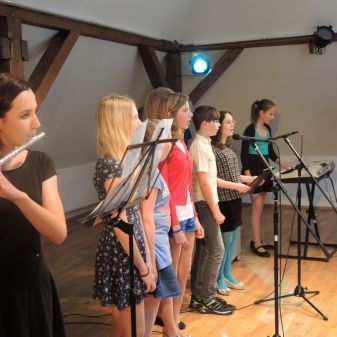 Vystoupení žáků přípravného studia (+ žáci hudební nauky), 25. 5. 2016